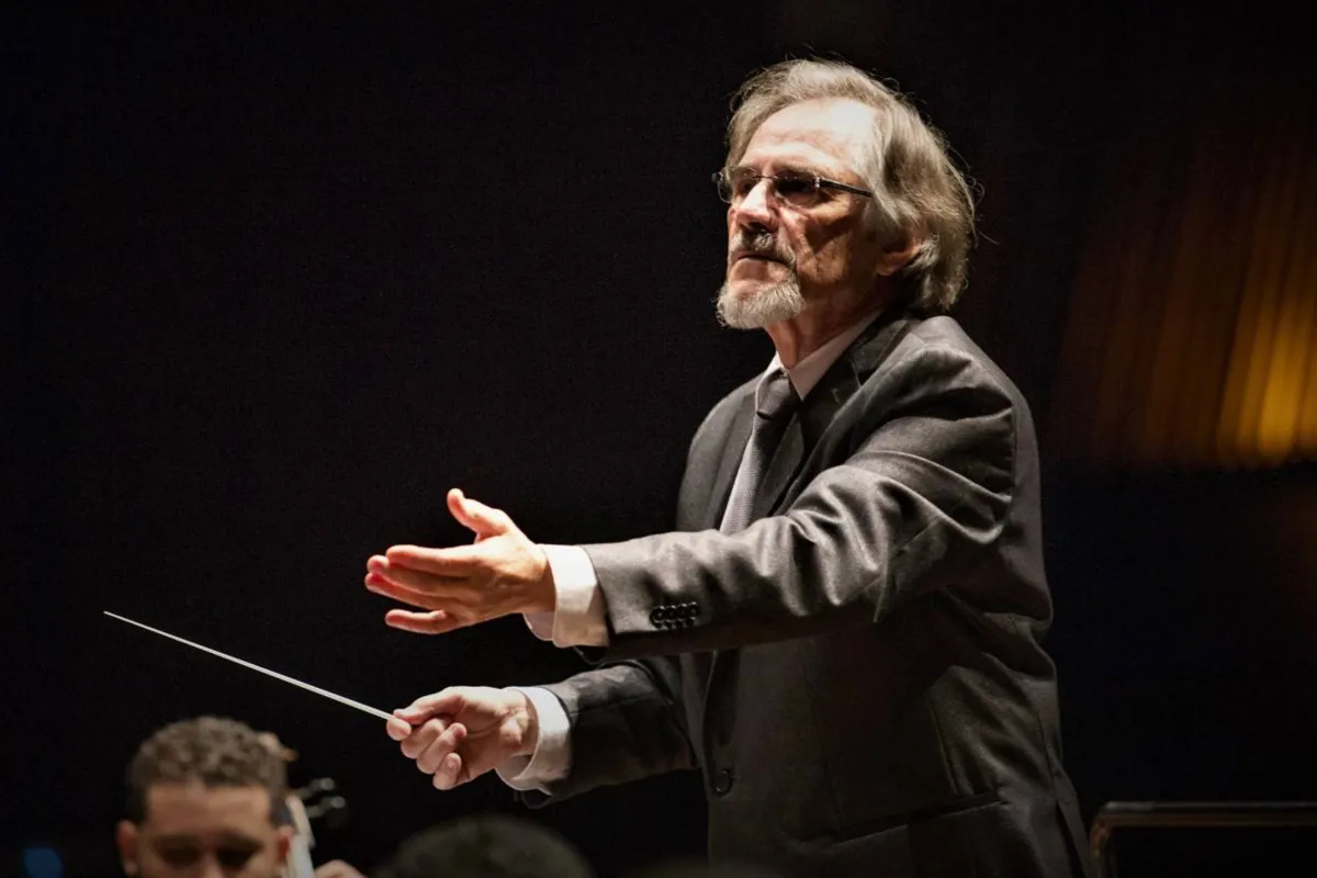 Norton Morozowicz: maestro rege um repertório clássico, com Rossini, Haydn e Mendelssohn, tendo o pianista Marco Antonio Almeida como solista 