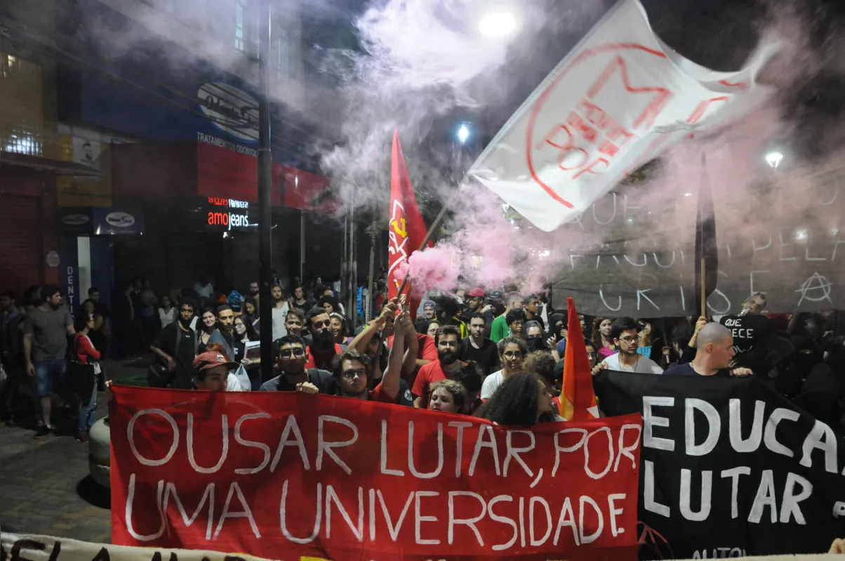Manifestantes se reuniram no Calçadão e em passeata foram até à Concha Acústica