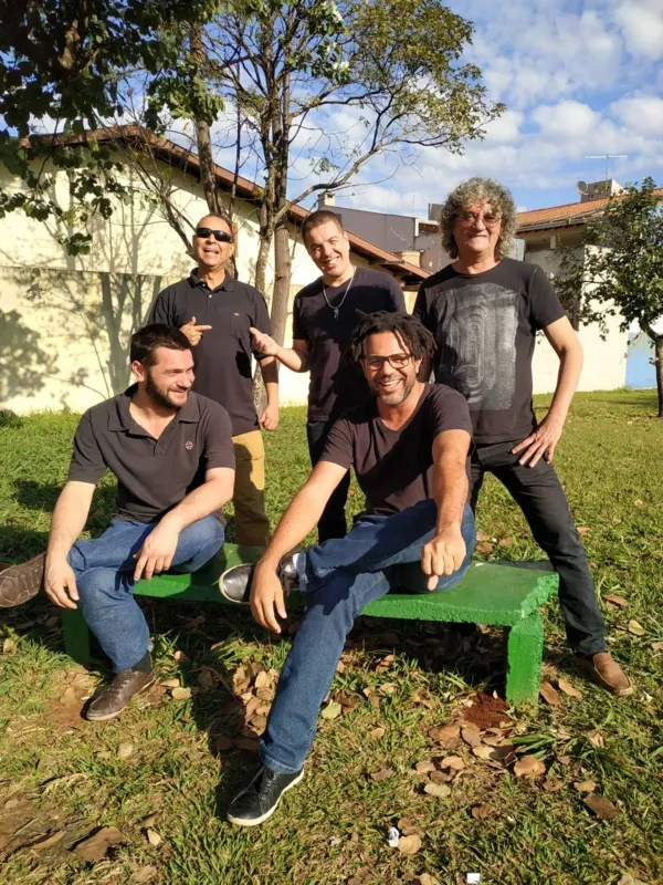 No total, integrantes da banda apresentam 12 sambas representativos das várias facetas do repertório do cantor e compositor