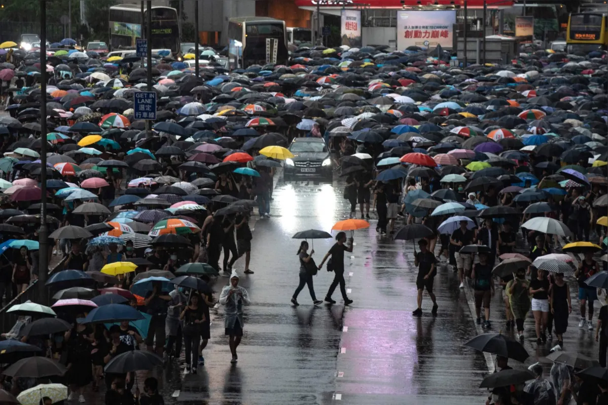 Multidão se reuniu para o protesto no Victoria Park: nem a chuva nem a polícia intimidaram os manifestantes