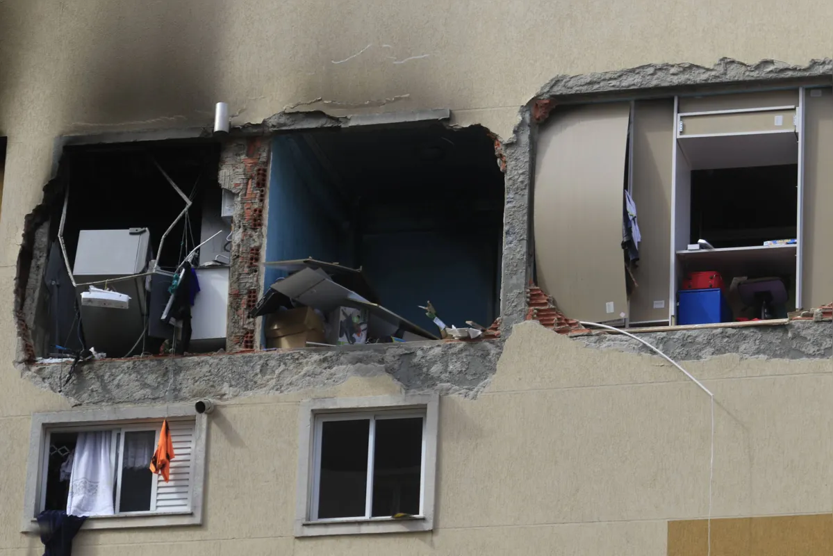 Imagem ilustrativa da imagem Moradores voltam ao prédio onde houve explosão em Curitiba