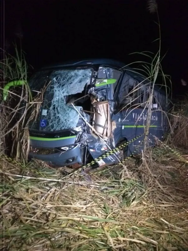 Imagem ilustrativa da imagem Motorista morre em acidente entre carreta e ônibus em Porecatu