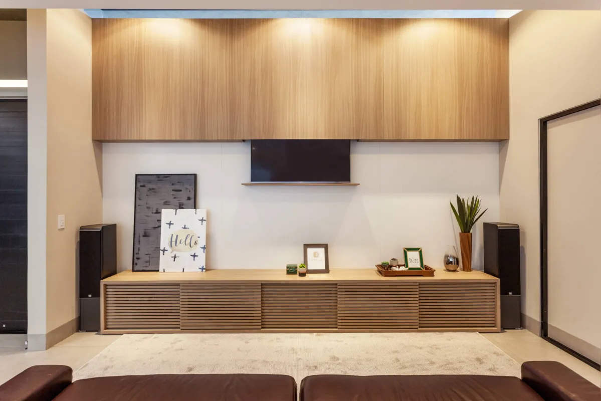 Mecanismos elétricos instalados em painel de TV oferecem mais comodidade à família 