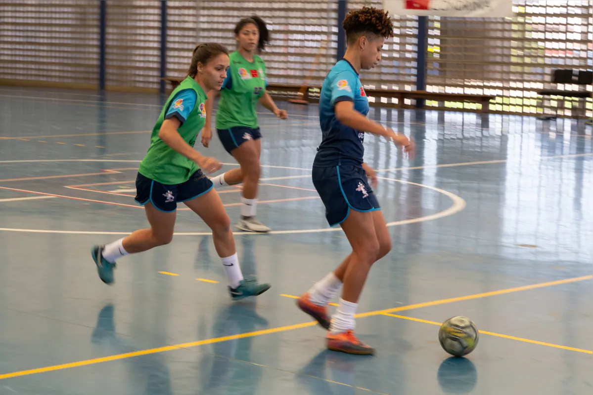 Mesmo com tradição na cidade, o futsal feminino também ainda luta por mais poderio financeiro 