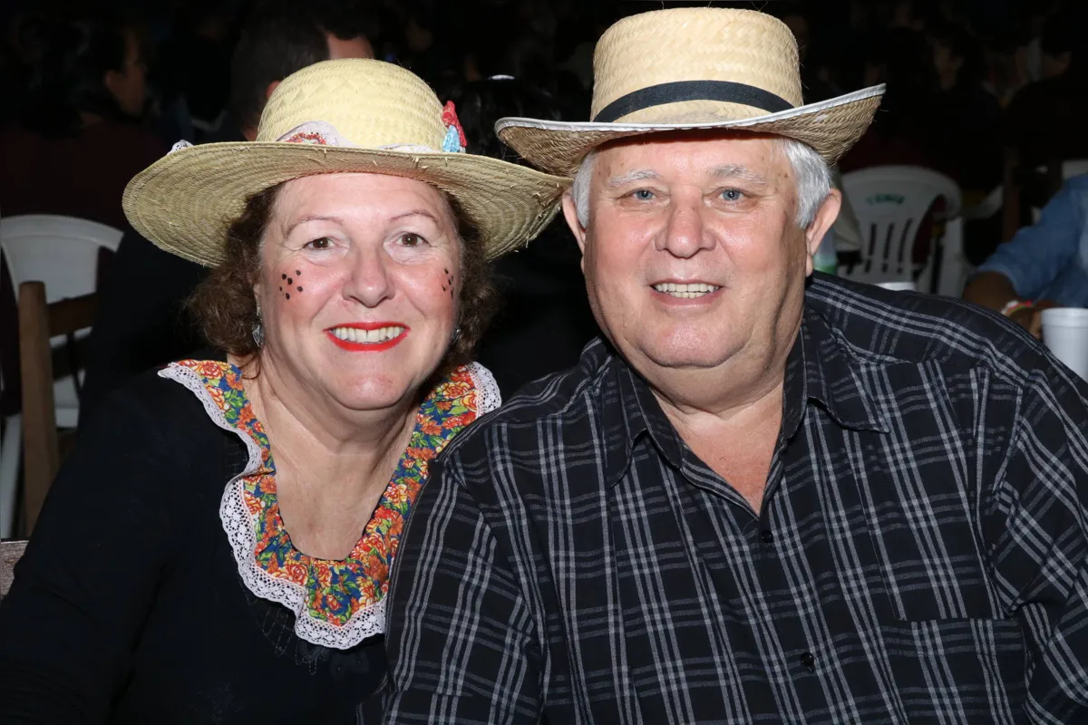 Marta e Jair Barzon divertiram-se muito na festa julina