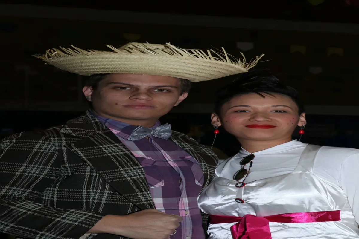 Carol Umezu e Adonis Franicsco, que é professor de dança de salão na AABB
