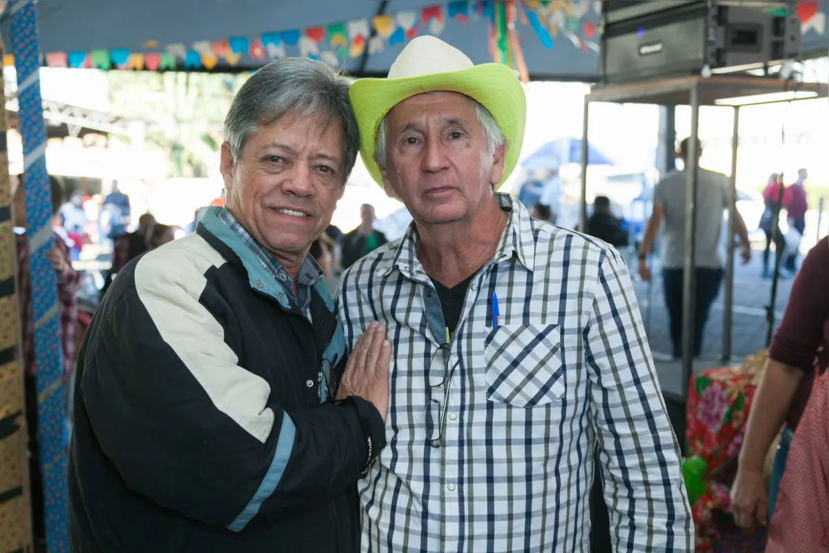 O animador sertanejo Siqueira Martins e Luis Simioni, coordenador da festa beneficente