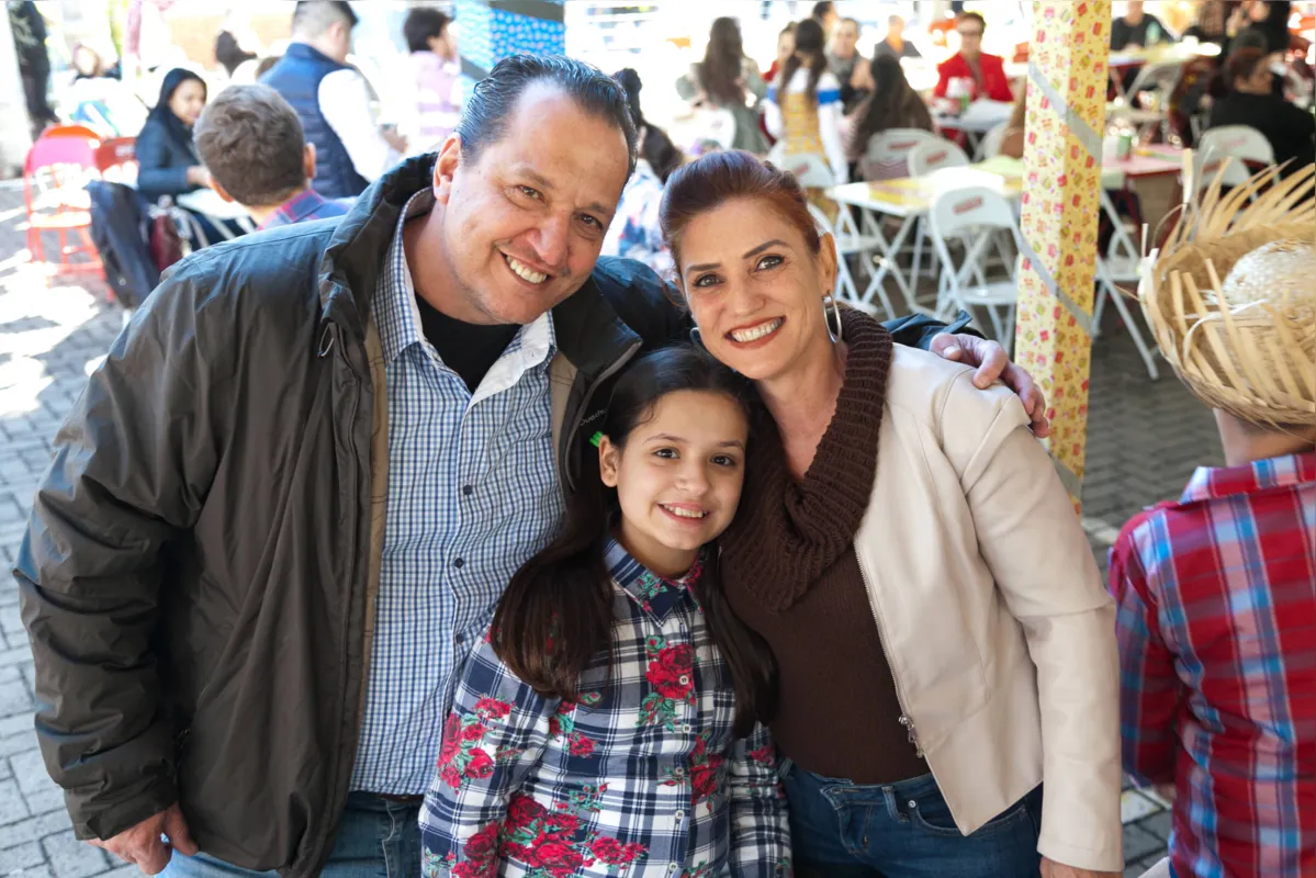 Anderson Santos e Renata Cassiano Santos ladeando a filha Maria Clara Cassiano Santos