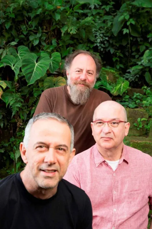 No set list o trio resgata grandes sucessos como “Alagados”, “Meu Erro” e canções que estavam fora do repertório, como “O Amor Não Sabe Esperar”