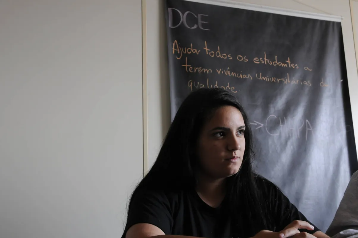   Vice-presidente do DCE da UTFPR em Londrina, Vivian Marcucci, critica aumento do preço do RU