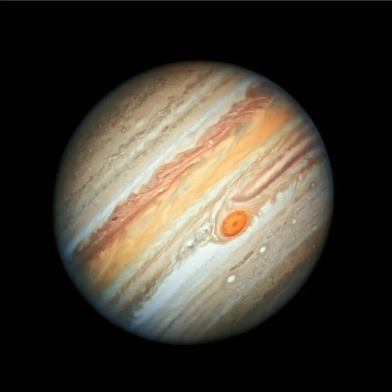 A nova foto revela a marca registrada de Jupiter, a Grande Mancha Vermelha, e uma paleta de cores mais intensa nas nuvens que rodeiam o planeta