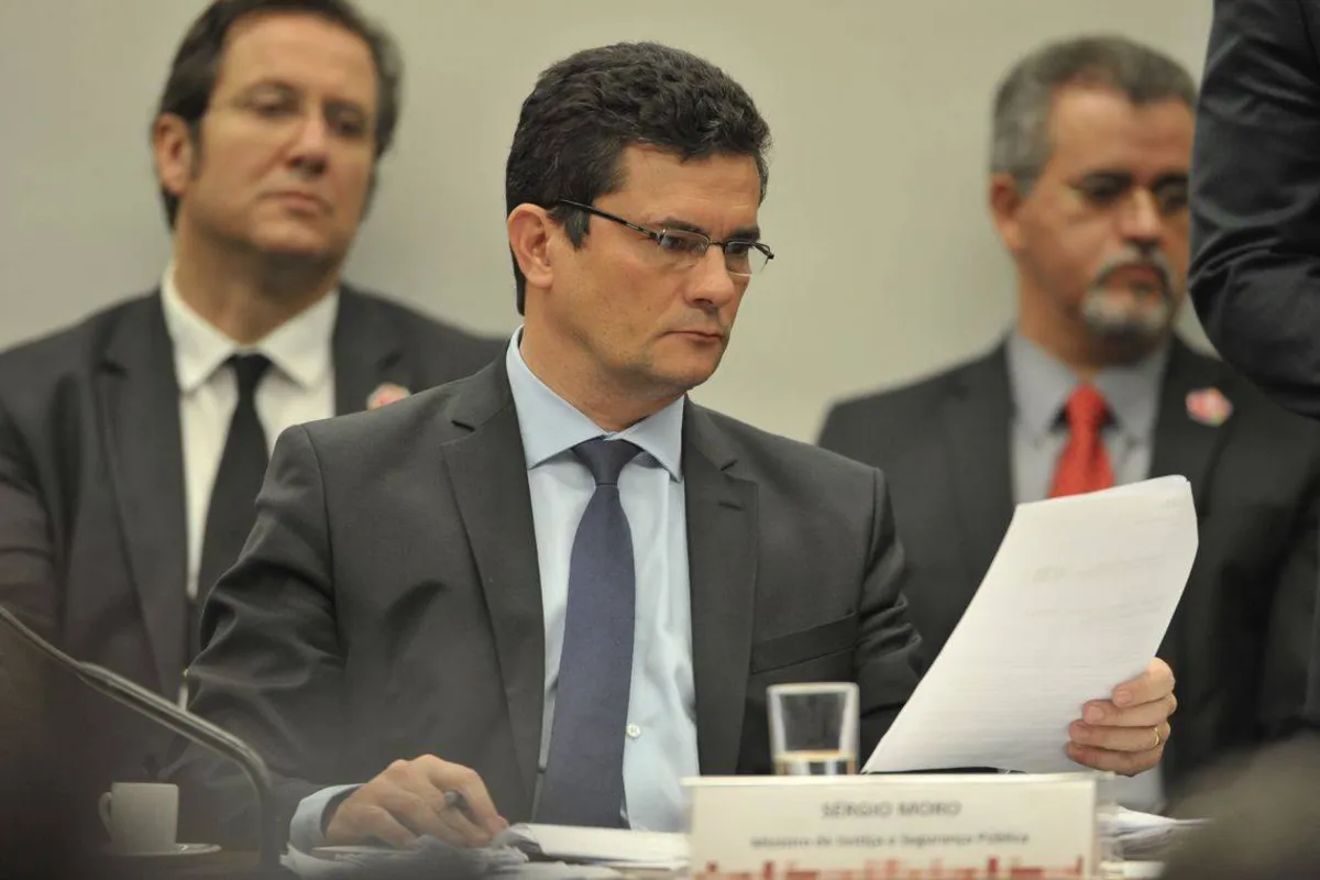 Imagem ilustrativa da imagem Novos diálogos sugerem que Moro orientou Lava Jato, diz revista
