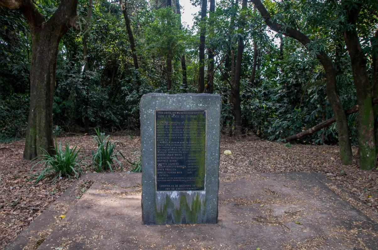 Placa na mata da zona leste de Londrina lembra a chegada da caravana composta por 12 pessoas 