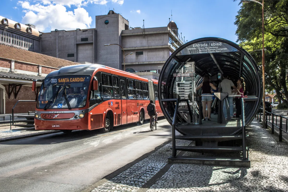 Sistema de transporte coletivo de Curitiba, que já foi considerado modelo no País, também registrou redução de passageiros. Administração procura maneiras de se reinventar para evitar caos no trânsito da cidade