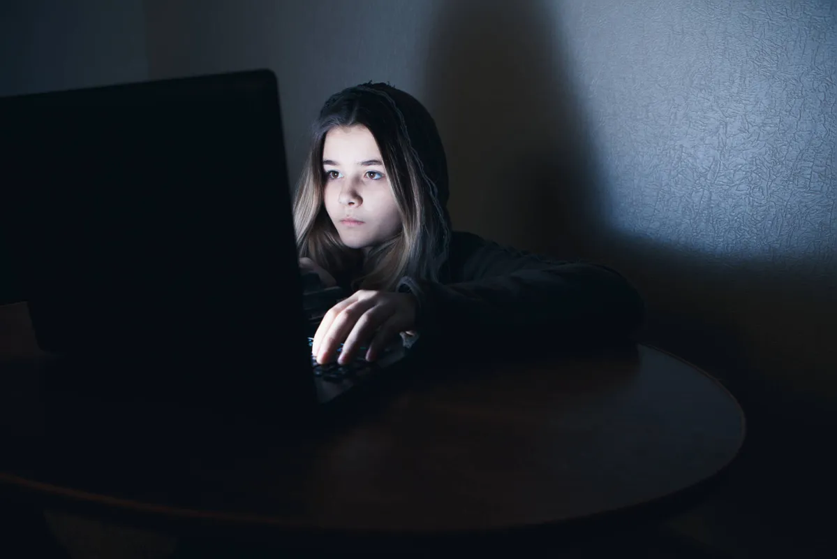 Jovens buscam informações sobre as exibições nas redes sociais para saber se trazem gatilhos emocionais, conteúdos com potencial de causar aflição ou sofrimento em quem assiste 