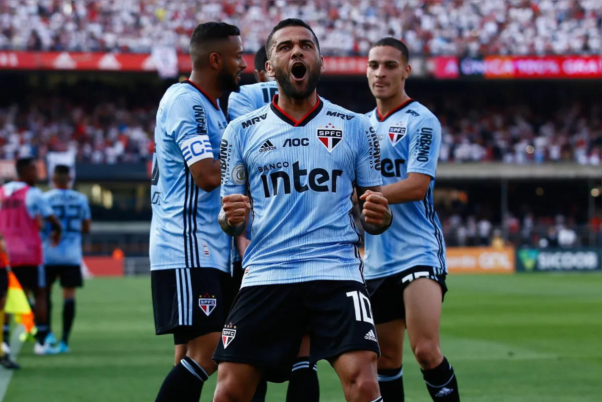 Daniel celebra gol que deu vitória ao Tricolor no Morumbi; jogador atuou no meio campo com a camisa 10
