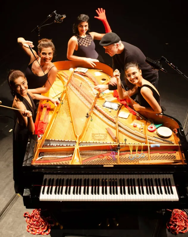 PianOrquestra: instrumentistas tiram sons de um piano preparado e sem tampa com o auxílio de luvas, baquetas, fios de nylon, sandálias de borracha e outros materiais