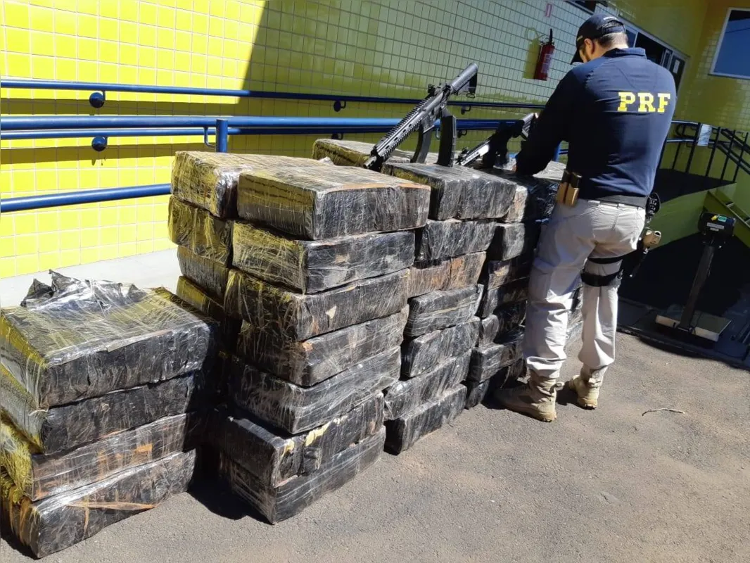 Imagem ilustrativa da imagem PRF apreende dois fuzis e mais de 1t de maconha em Mandaguari