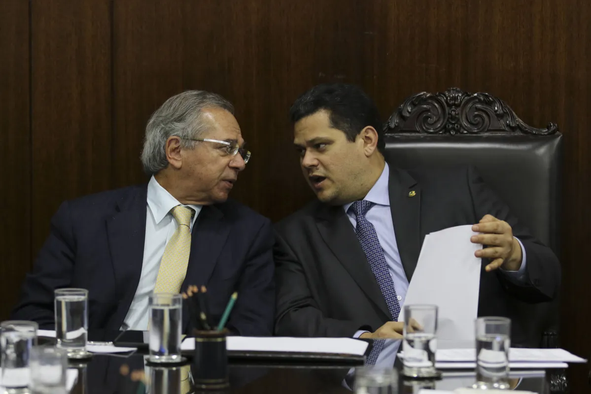 O presidente do Senado, Davi Alcolumbre (à dir.), comemorou a proposta apresentada nesta terça (20) pelo ministro Paulo Guedes