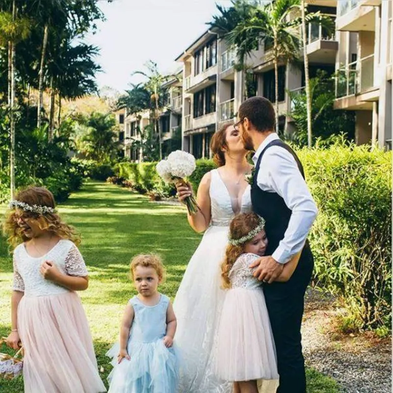 Imagem ilustrativa da imagem Pais deixam filho usar vestido em casamento e são criticados