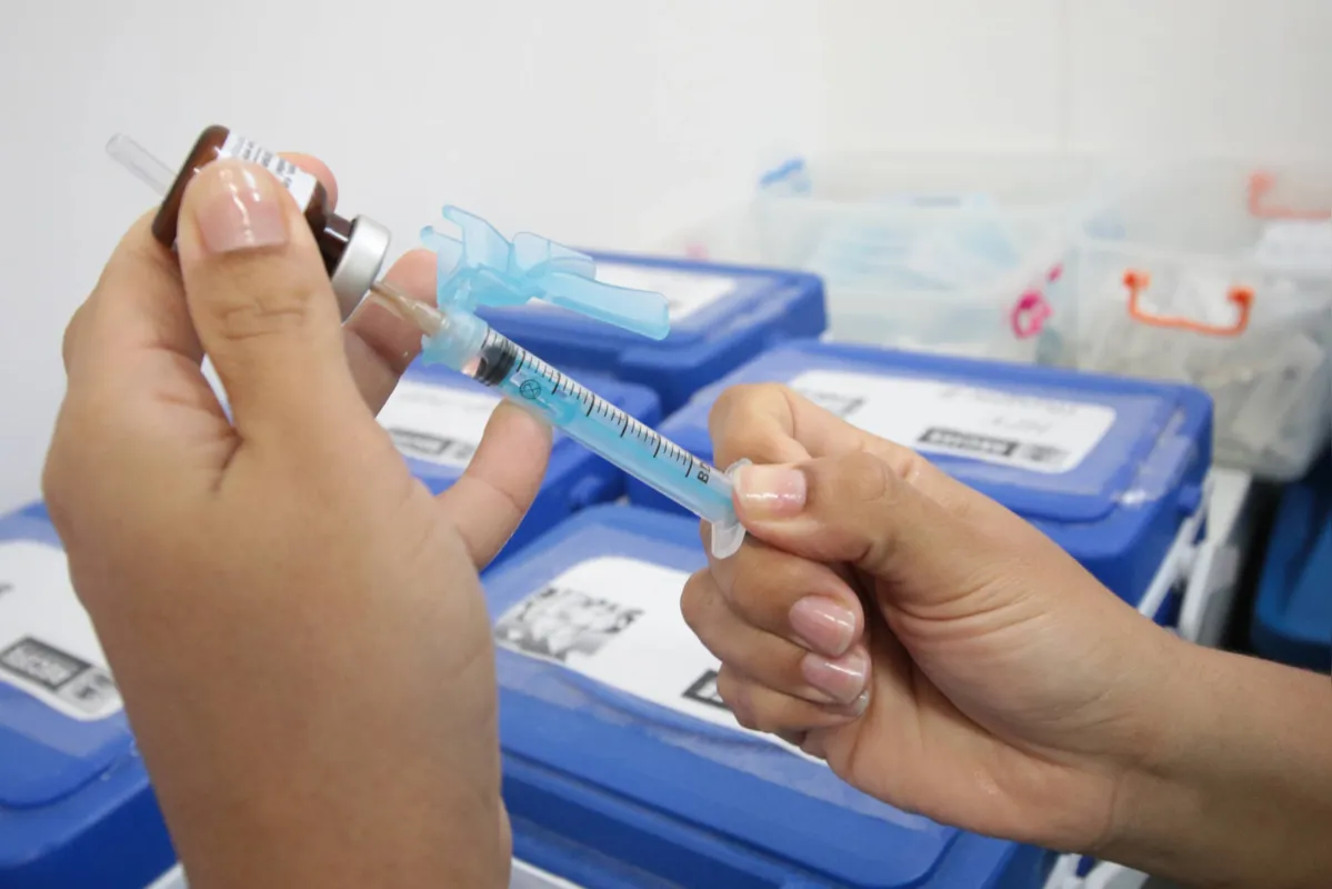 Pessoas de 1 a 29 anos devem tomar as duas doses da tríplice viral, e pessoas de 30 a 49 anos, pelo menos uma dose