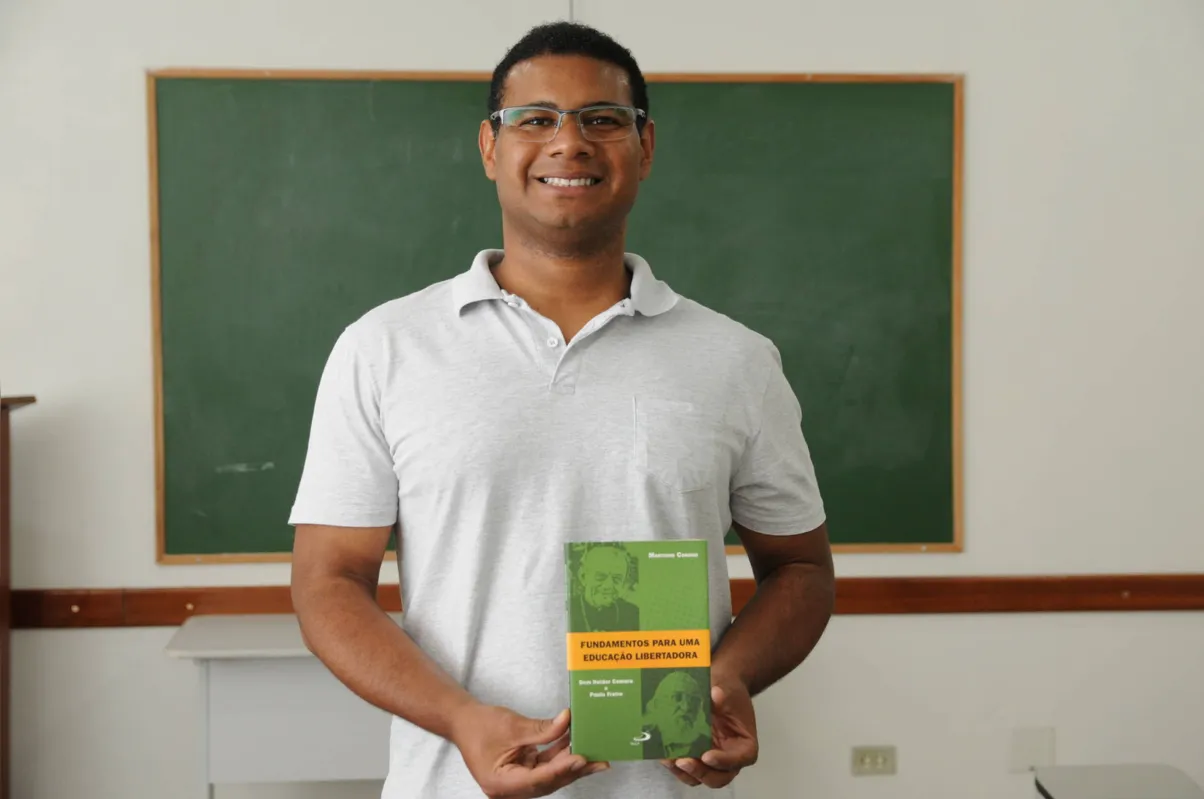 "O cursinho é prestação de serviço e a educação é questão social", afirma  padre Cristiano Bento dos Santos