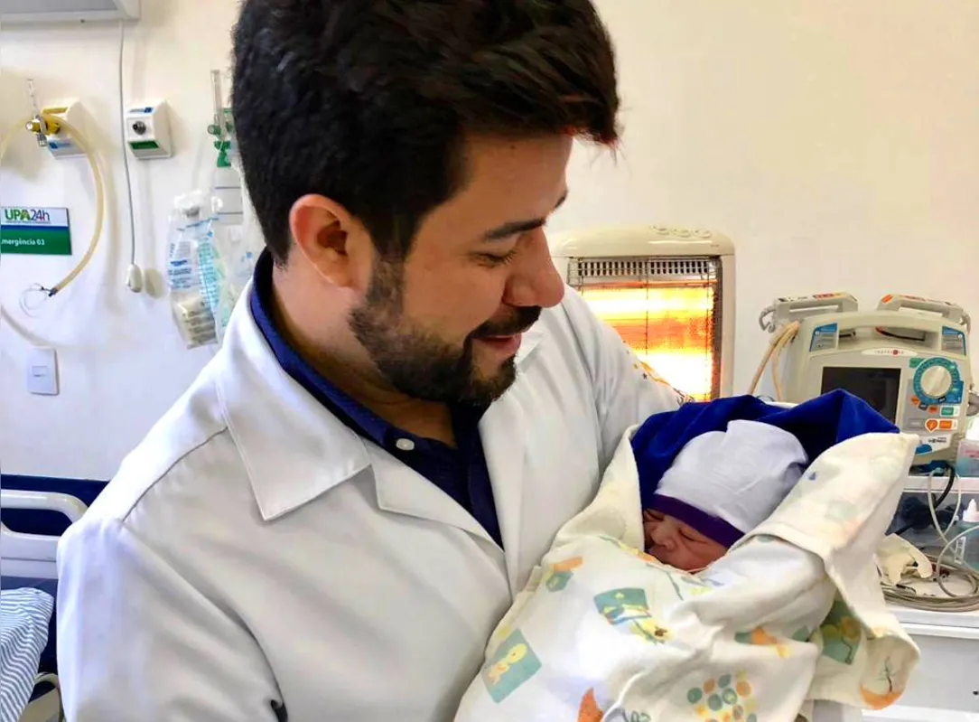 Médico Alex Almeida coordenou o parto; bebê nasceu com 2.960 quilos e 48 centímetros