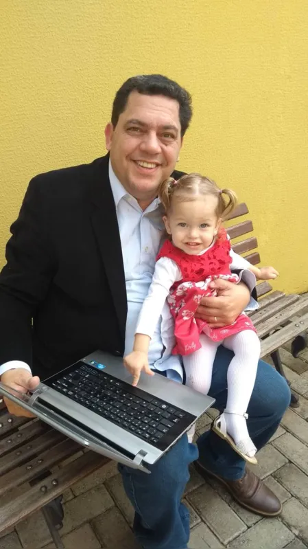 “Ter filho não é um fardo, mas uma motivação, inclusive profissionalmente”, afirma Henrique Gambaro, pai de Ana Carolina