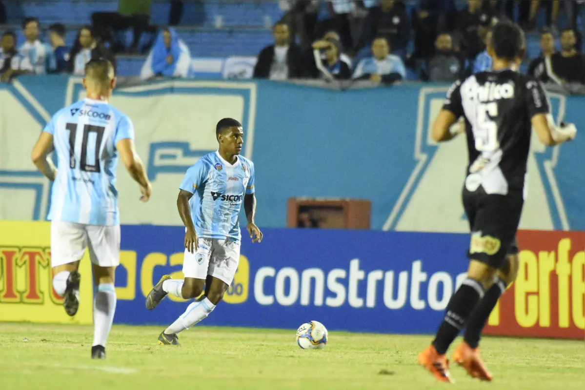 Titular no primeiro semestre, lateral pode reaparecer no jogo contra o Criciúma