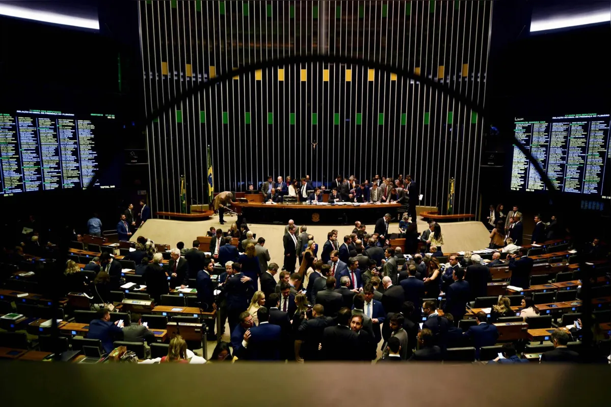 A fase de discussão da reforma da Previdência invadiu a madrugada de quarta-feira (10)