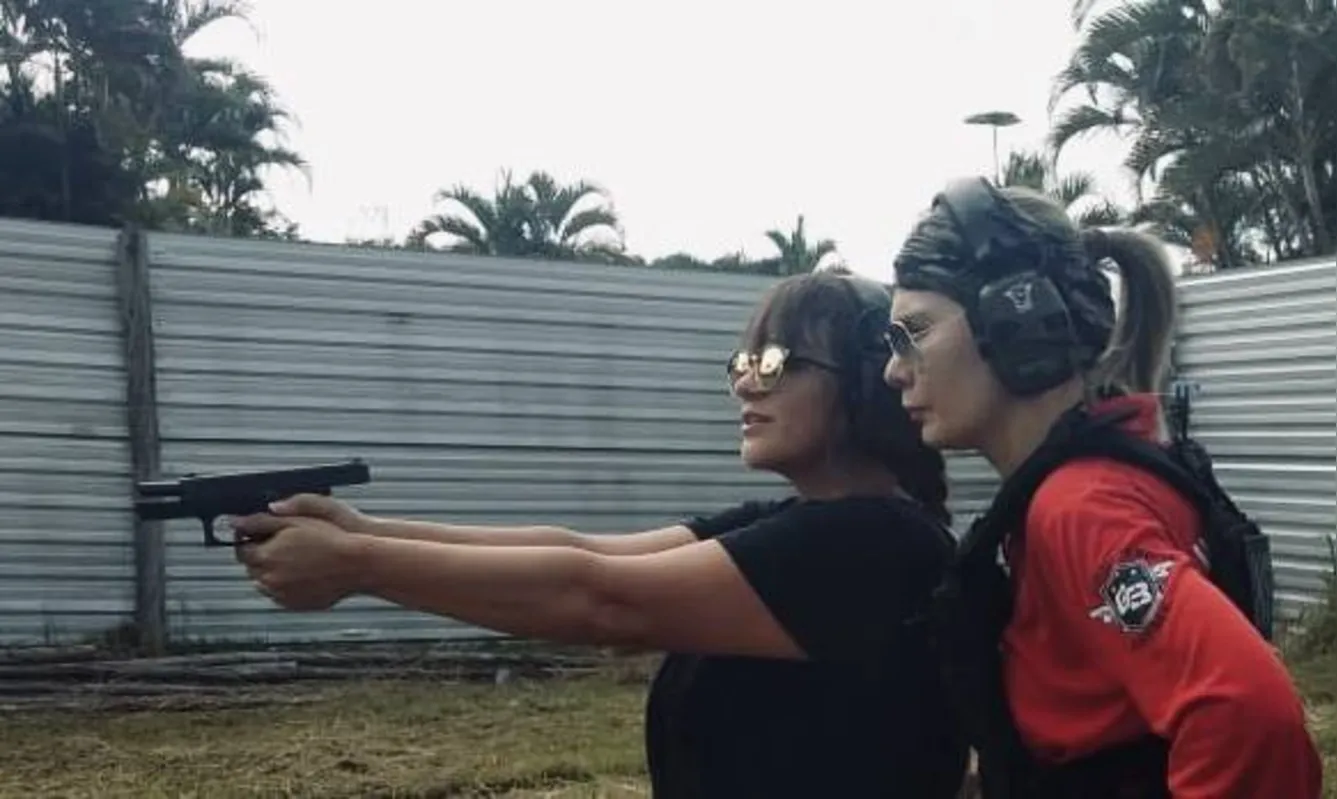 Instrutora Fernanda Fabris me passa as orientações para o primeiro disparo