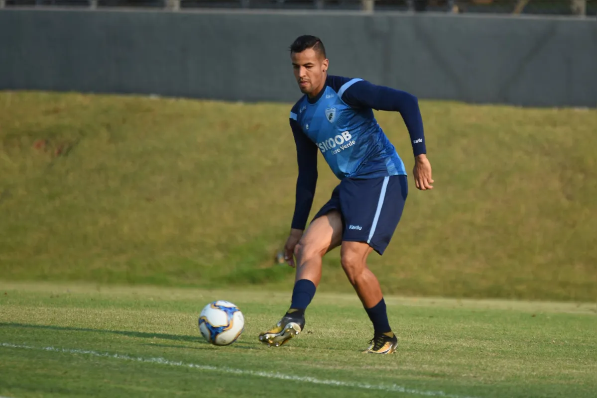 Diogo Silva volta a ser titular no LEC e jogará ao lado de Silvio contra o Criciúma