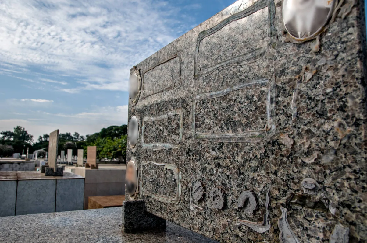 No cemitério Padre Anchieta, são poucos túmulos que não foram alvo de vandalismo e furto 