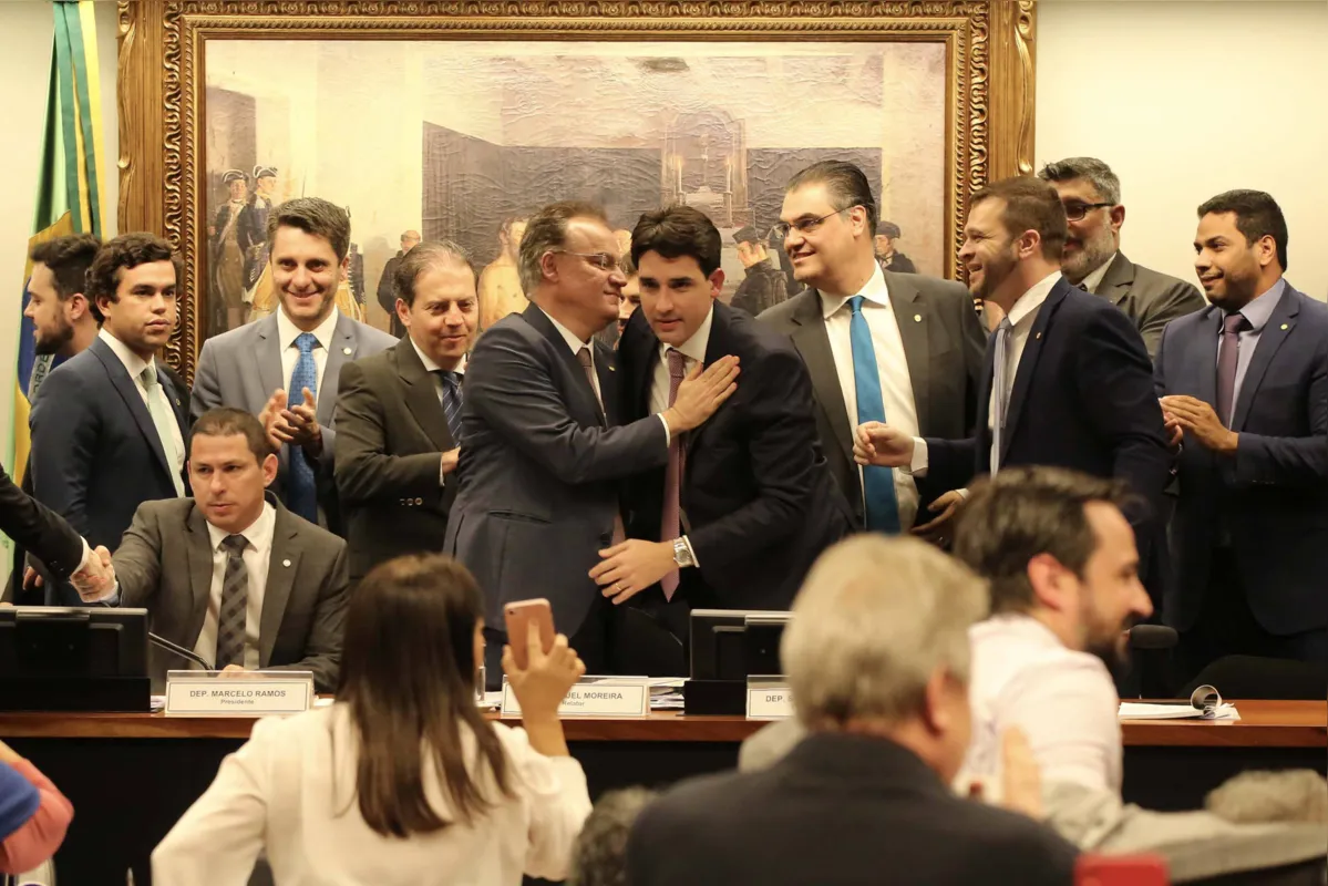 O deputado Samuel Moreira (PSDB-SP), que sofreu pressão de partidos, servidores e lobistas durante as negociações, comemorou muito a aprovação