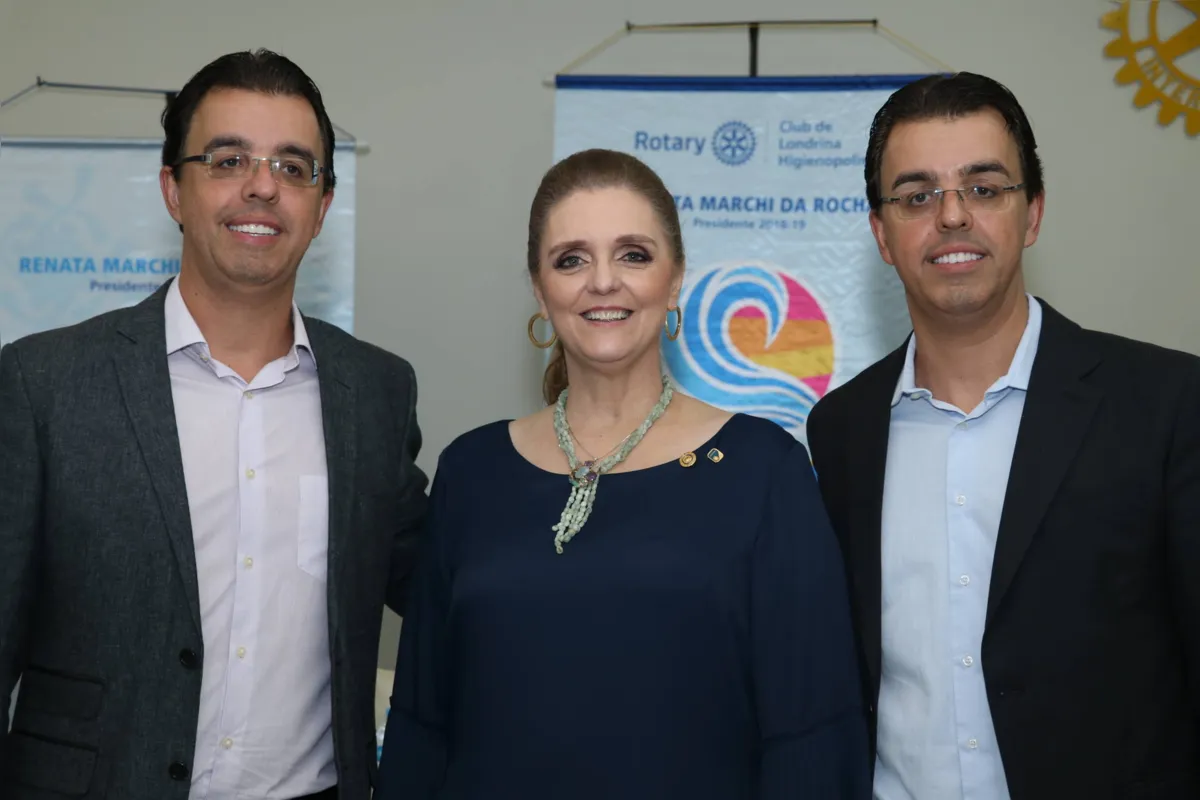 A nova presidente Renata Marchi da Rocha ladeada pelos irmãos Edmilson Pelarigo e Edilson Pelarigo