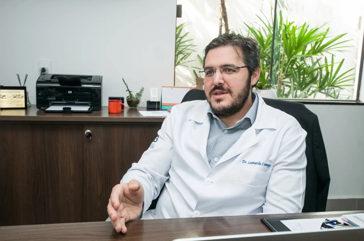  "Uma boa parte das doenças é crônica e incurável, mas pode ser controlada por medicamentos e mudanças no estilo de vida. O mesmo acontece com a esclerose múltipla e pode se viver apesar da doença”, afirma o neurologista Leonardo Valente Camargo