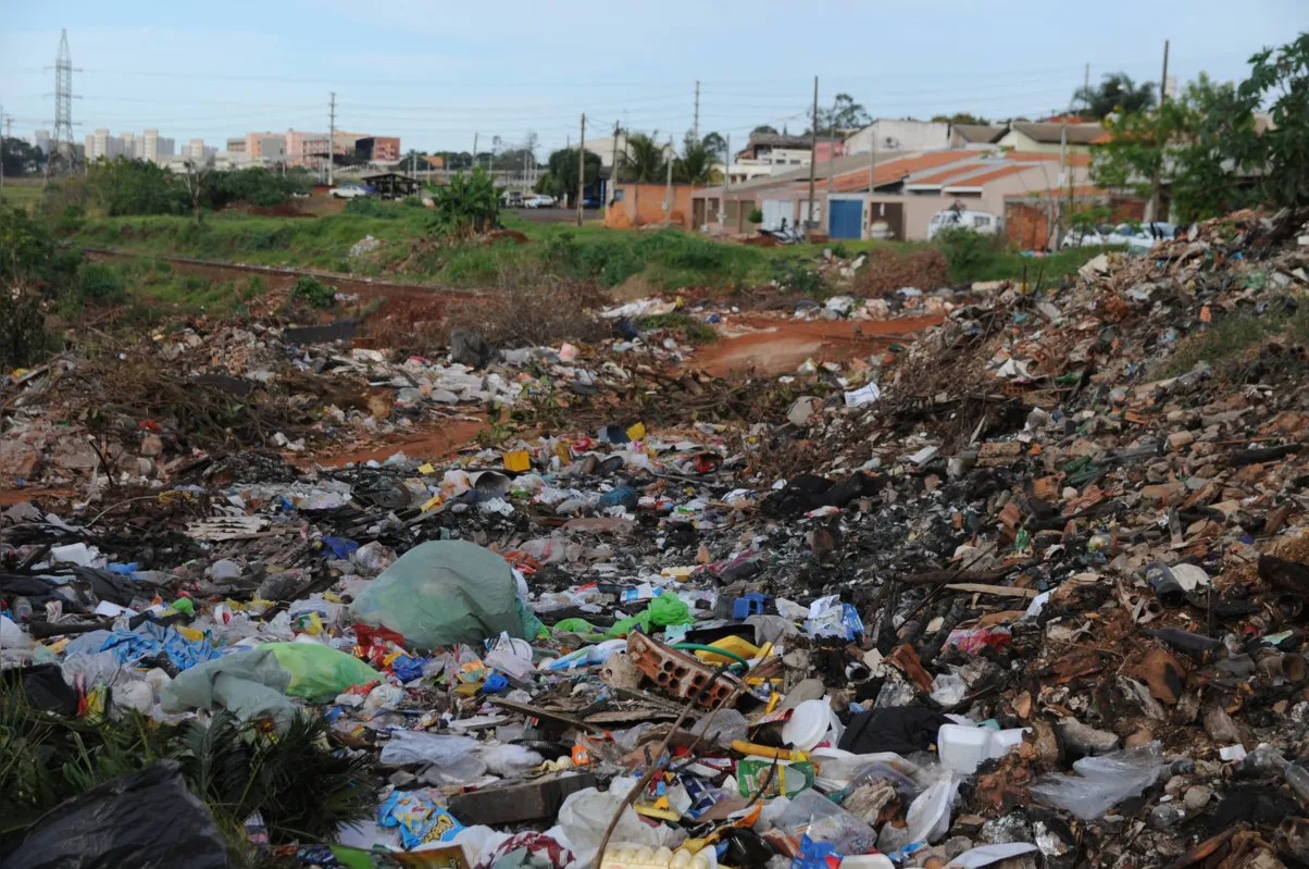 Remoção de resíduos, aponta a administração municipal, é essencial para impedir avanço da doença