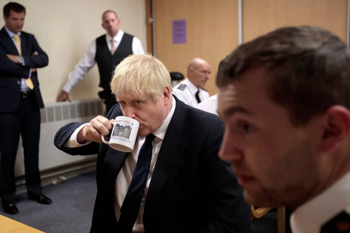 Boris Johnson, à esquerda, insiste no Brexit sem acordo de transição, mesmo sob o risco do Reino Unido enfrentar escassez de alimentos , gás e remédios