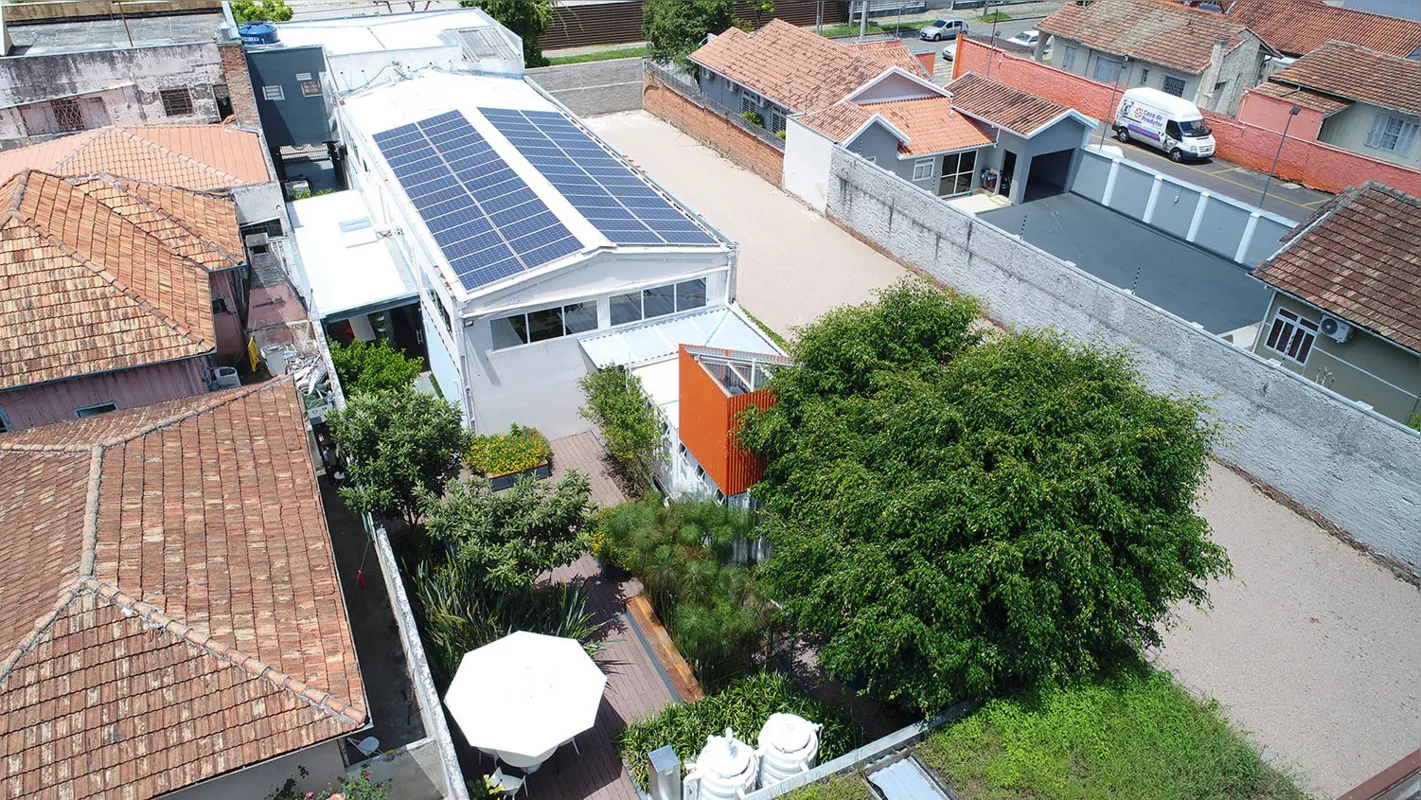 No telhado, painel fotovoltaico com 56 placas solares produz anualmente 223 MWh de energia, o suficiente para atender demanda de consumo do escritório e ainda gerar excedente