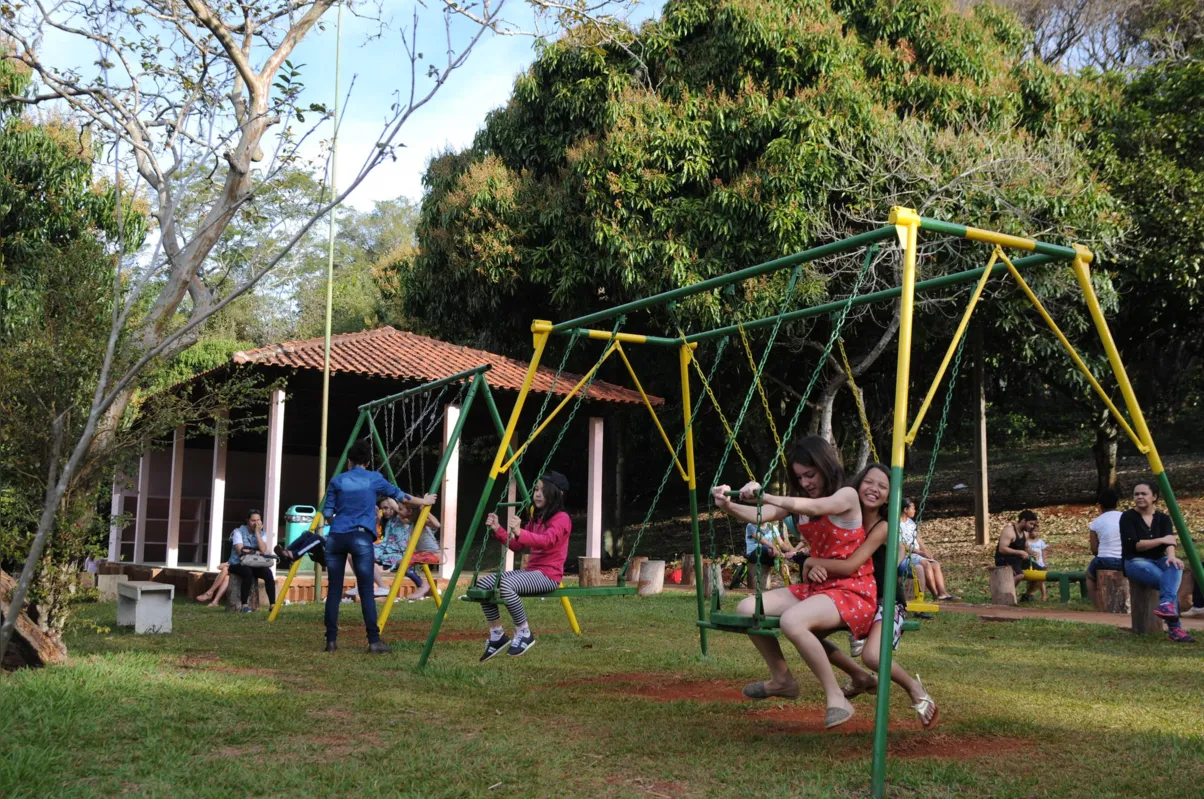 Programação reuniu adultos e crianças em recreação, educação ambiental e até leitura