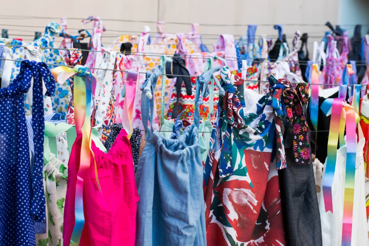 Imagem ilustrativa da imagem Projeto em Maringá transforma doações de tecidos em vestidos para crianças