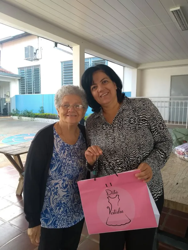 Imagem ilustrativa da imagem Projeto em Maringá transforma doações de tecidos em vestidos para crianças