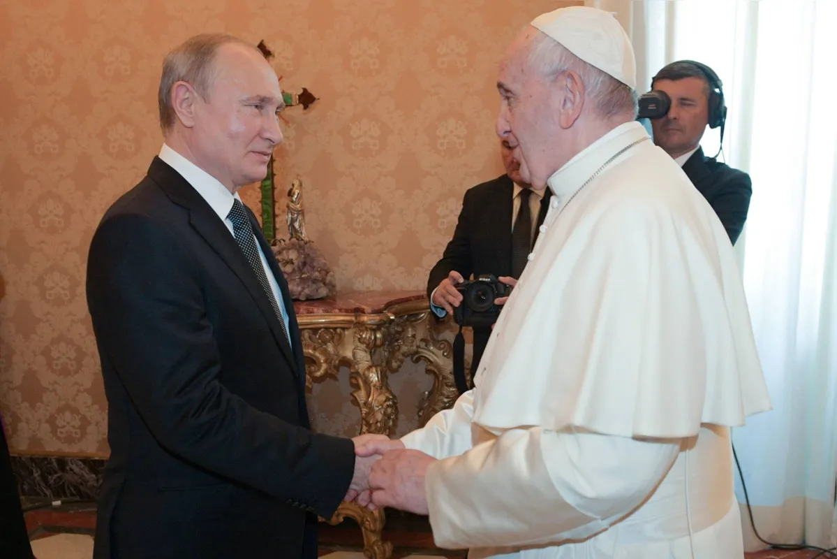 Putin, famoso por sua falta de pontualidade, atrasou-se em uma hora para o encontro com Francisco, que durou 55 minutos
