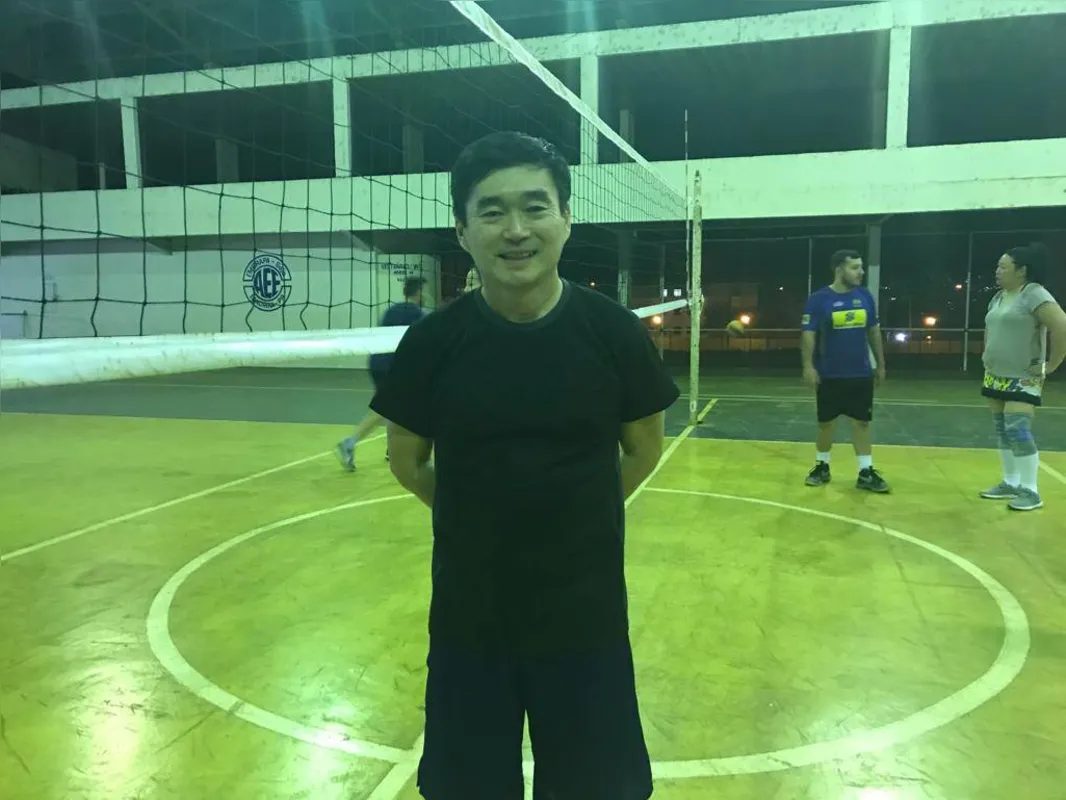  Edson Sato coordena o grupo de vôlei e foi responsável por criar boa parte das regras