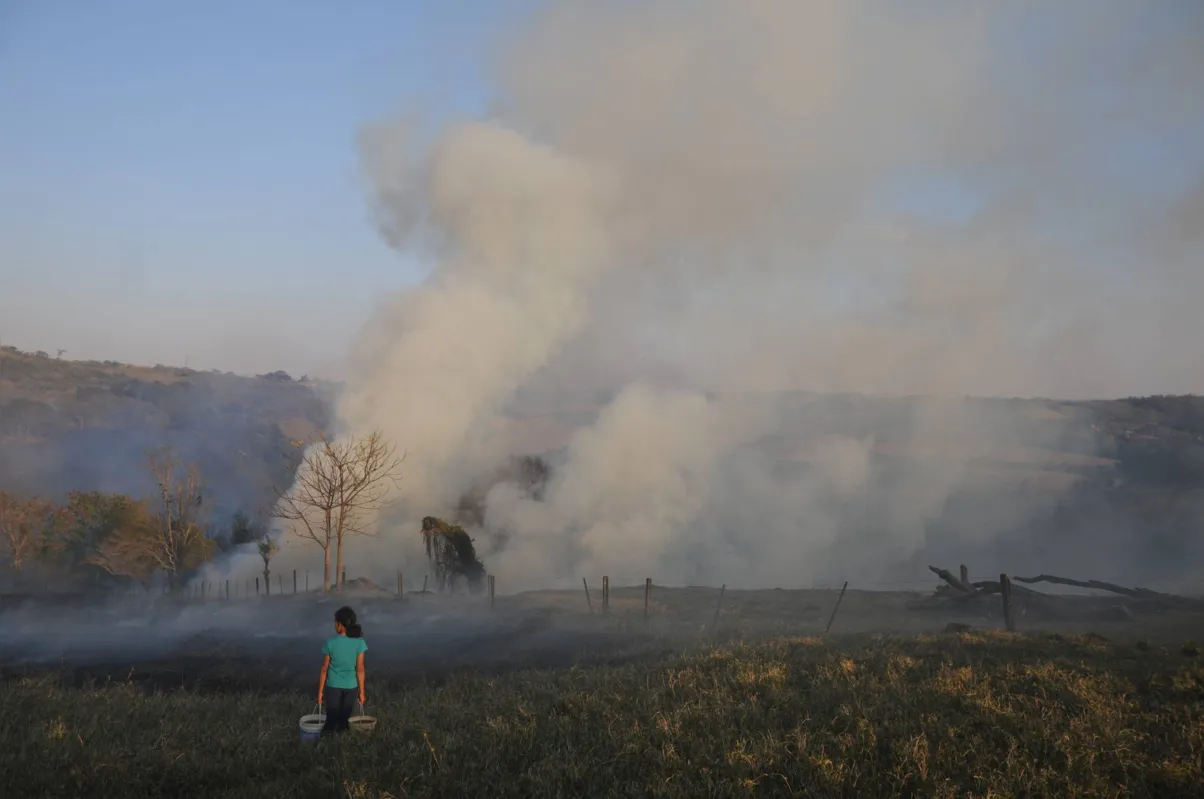 Foco do incêndio foi por volta das 11h; trabalho para apagar foi até final da tarde