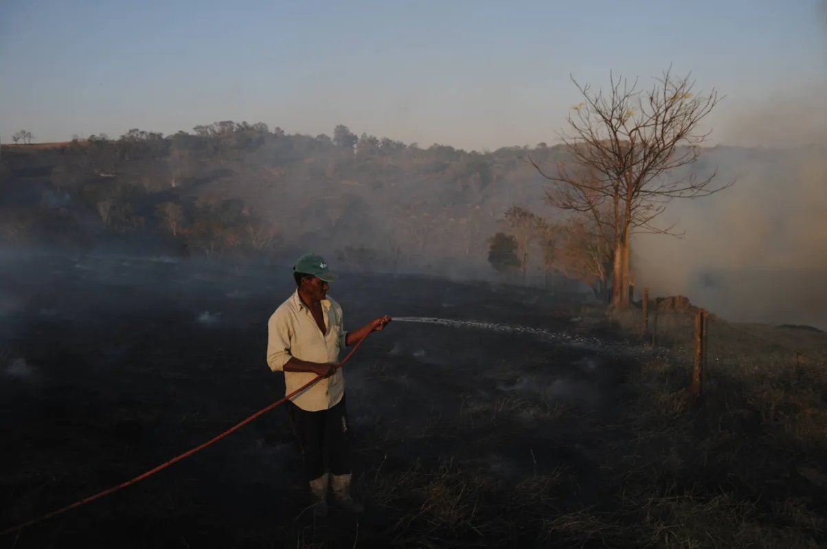 Família que mora em sítio onde se alastrou queimada tentaram conter chamas com abafadores, mangueira e baldes