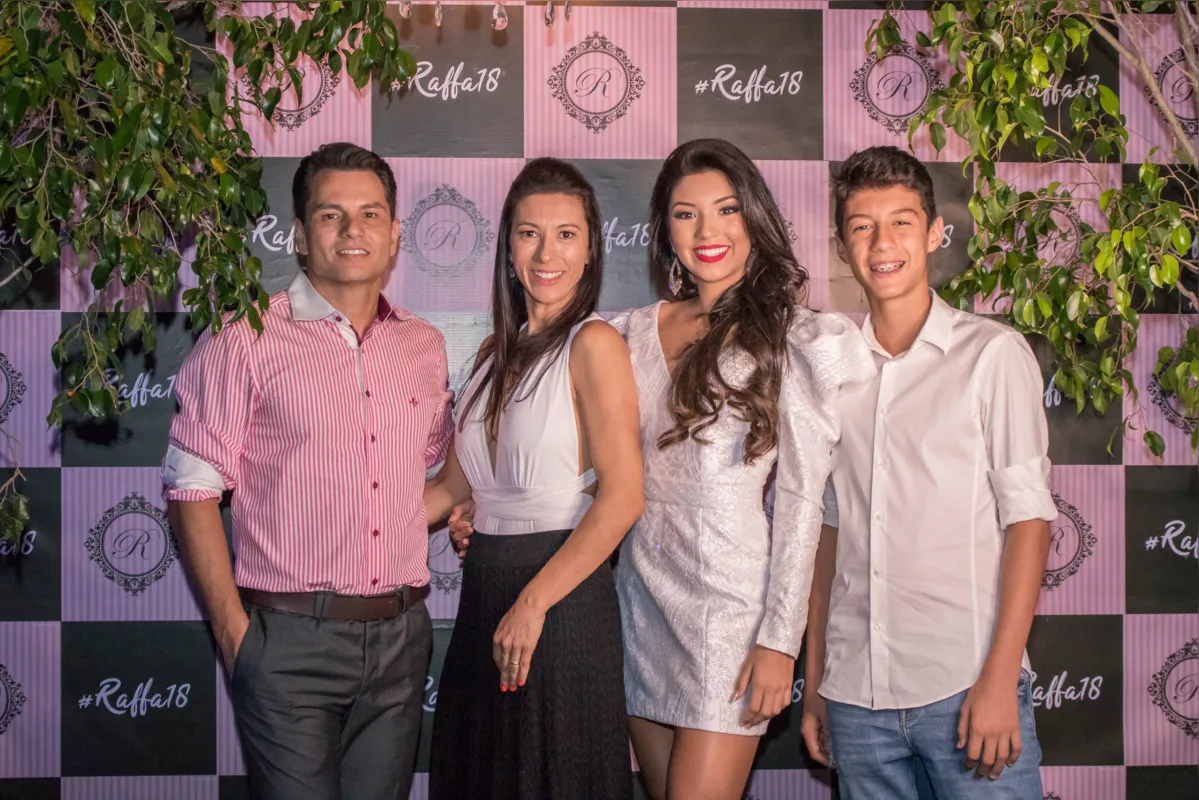 Raffaela com os pais, Vivian Souza e Flavio Lopes, e o irmão, Cauã