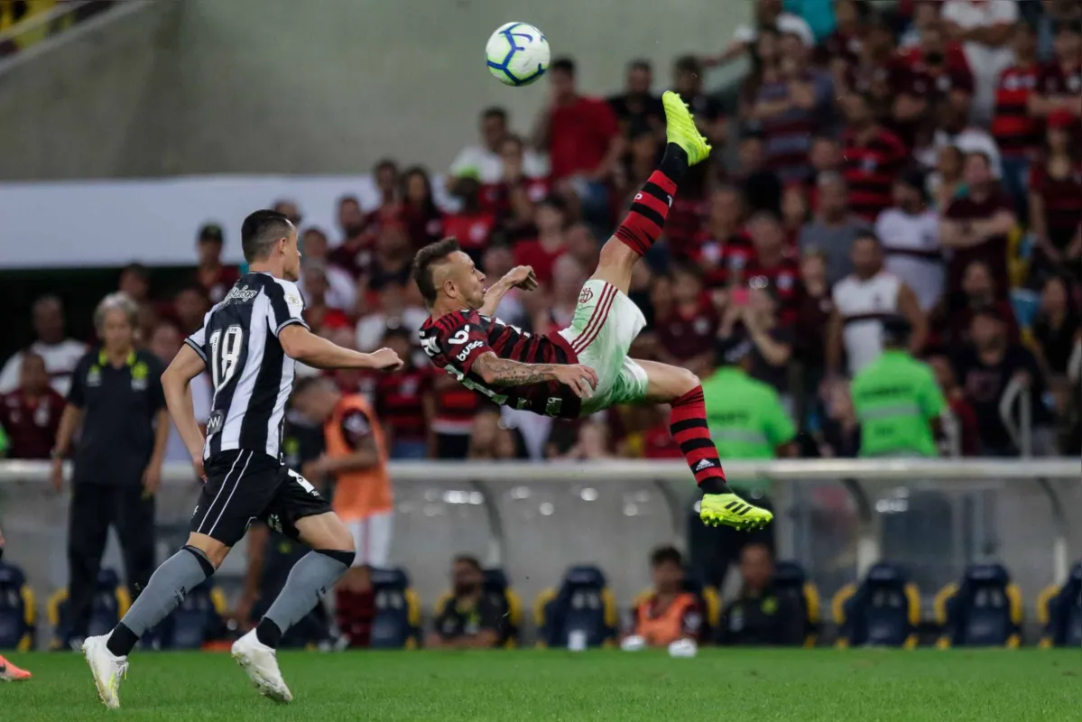 Imagem ilustrativa da imagem Rafinha brilha e Flamengo derrota Botafogo de virada