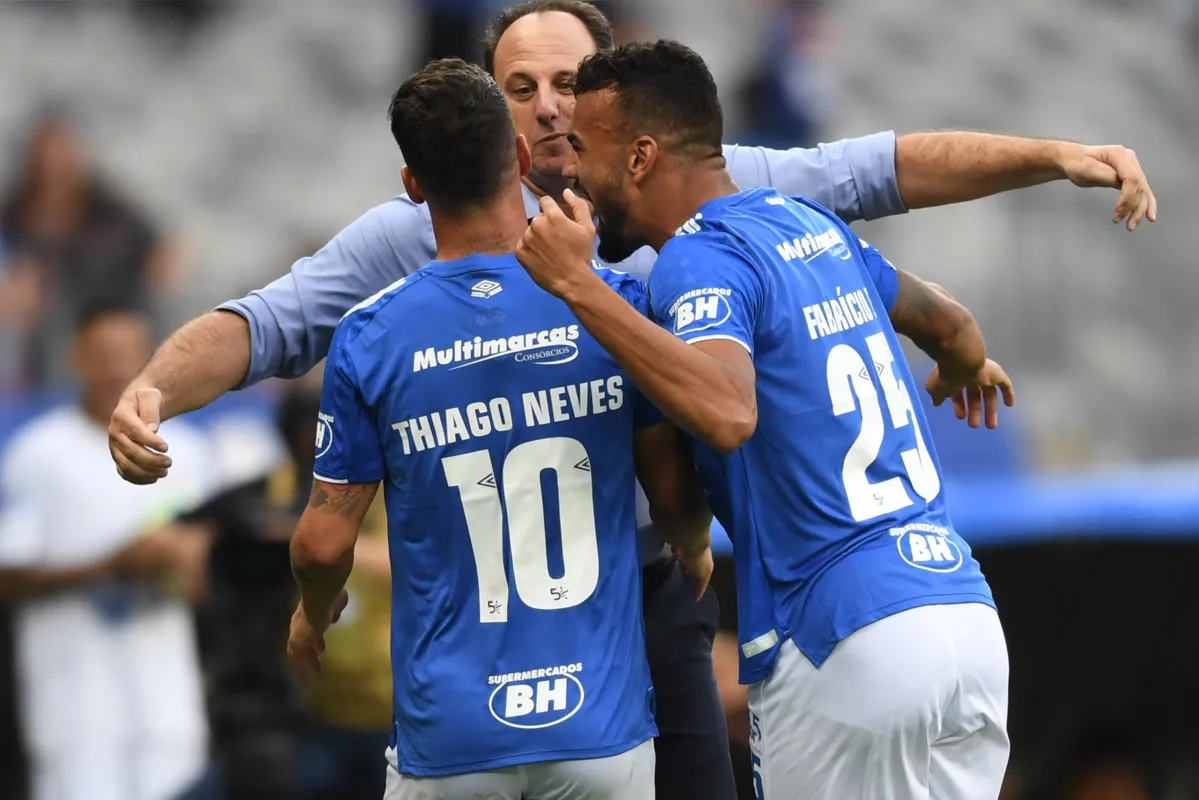 Ceni comemora o gol da Raposa em sua estreia no Mineirão
