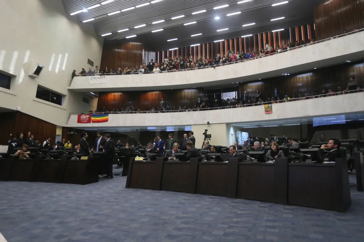 Ao menos 40 dos 54 deputados estaduais formam a base de apoio a Ratinho Jr. na AL: expectativa no segundo semestre ficará por conta da votação da data-base dos servidores